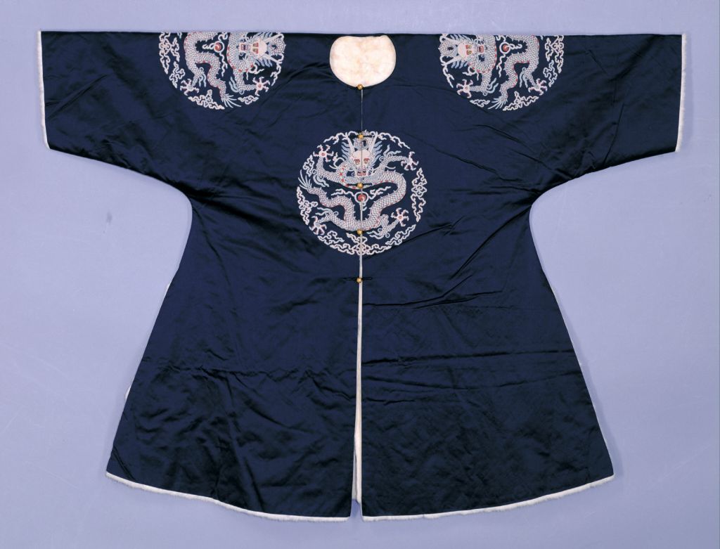 图片[1]-Stone blue satin embroidered with four groups of rice beads, cloud dragon, silver rat skin-China Archive